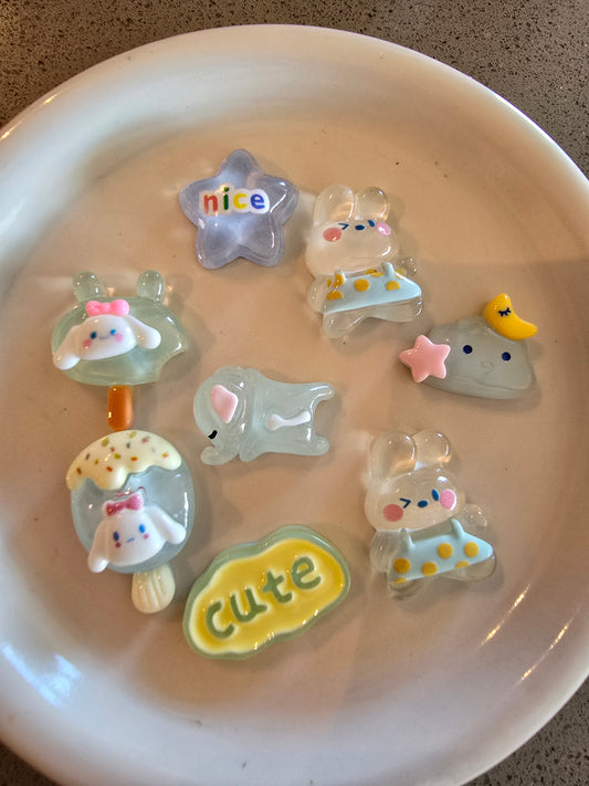 Set de charms translúcidos kawaii con palabras "nice" y "cute", ositos transparentes, estrellas cristalinas y figuras adorables con acabado cristalino en plato blanco, perfectos para decoden con efectos luminosos premium 