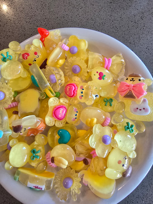 Charms variedad amarillo #2 resina decoden