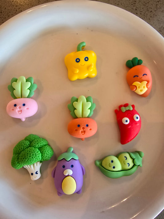 Set de 10 figuritas kawaii veganas de comida en plato blanco: donas, cupcakes, frutas y dulces coloridos
